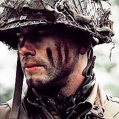 Savallsblog's tweet image. Els que heu vist Band of Brothers recordareu el que diu el Tinent Speirs al soldat Blithe la primera nit de Overlord:

-“Saps perquè t’has amagat en aquesta rasa?”
-“Perquè estava espantat” 👇