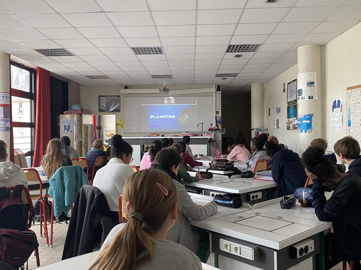 cdipilatre's tweet photo. #GRS2022 #EDD 
Nos 5e4 en visioconférence sur le thème du #plancton avec @BourreauMathild et 
@TaraOcean
@BrigitteSabard
@LeCLEMI https://t.co/yqQBspVVN9