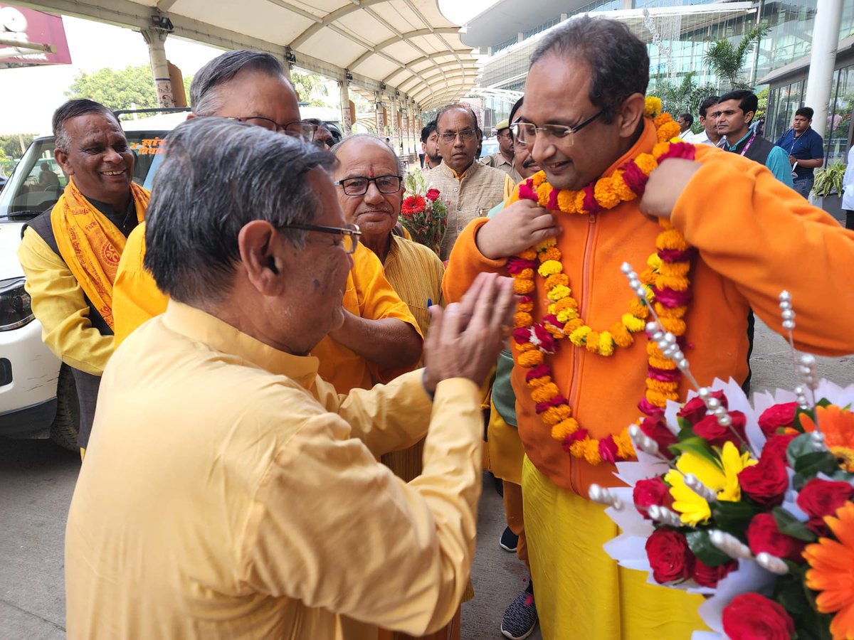 AWGP_Naimish's tweet photo. देव संस्कृति विश्वविद्यालय शांतिकुंज हरिद्वार के प्रतिकुलपति आदरणीय 'डॉक्टर चिन्मय पंड्या जी' के लखनऊ आगमन पर गायत्री परिवार के परिजनों द्वारा एयरपोर्ट पर स्वागत व अभिनंदन किया गया।
@DrChinmayP @awgpofficial https://t.co/WMOCPlkULC