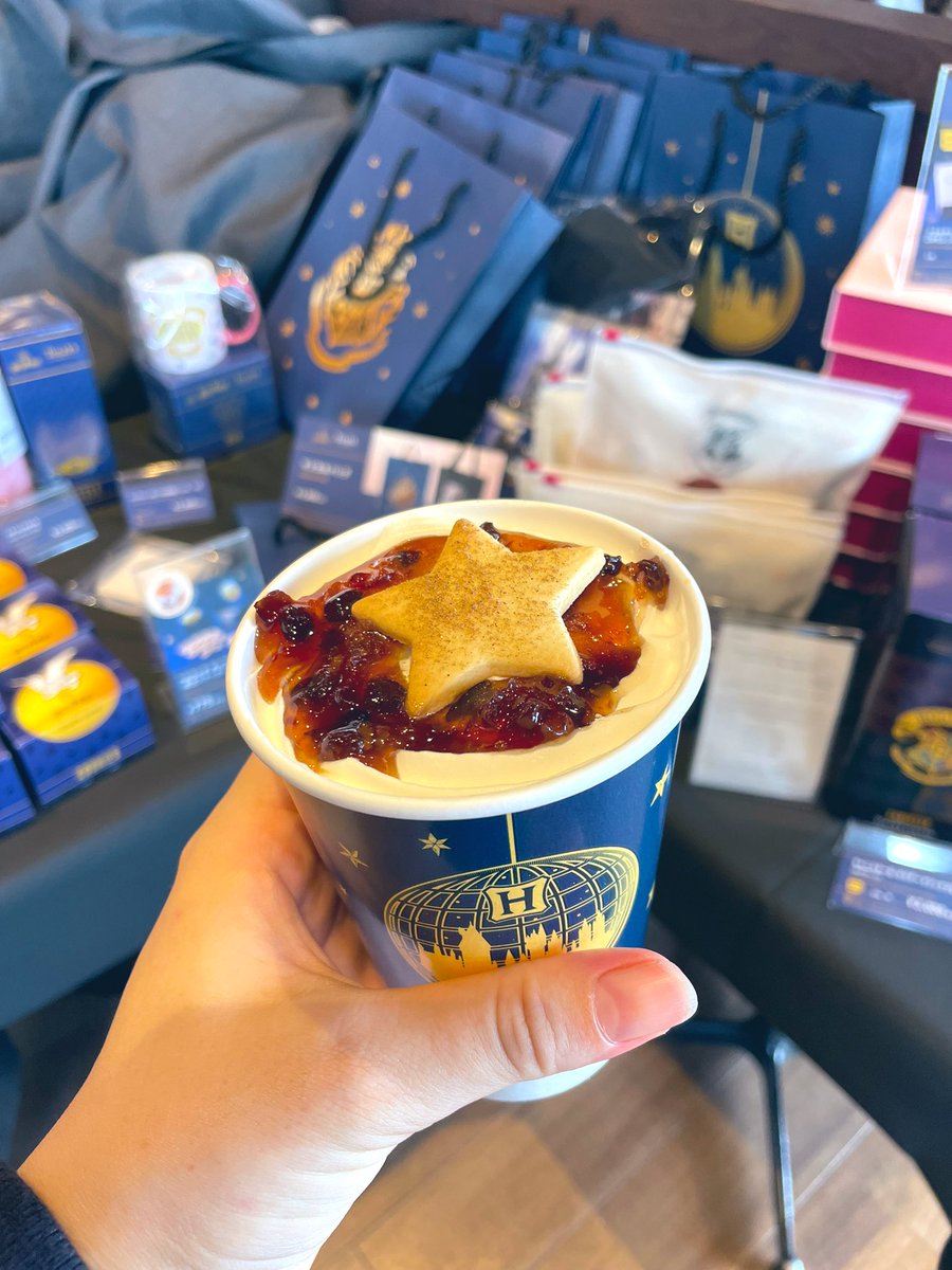 vintorisa's tweet photo. 去年どこに行っても飲めなかったタリーズコーヒーのハリポタドリンク、2022年リベンジマッチ。
ミンスパイミルクティー🧙🏻🫖🪄
クラス分け結果はスリザリンでした🐍
ジャムはイチヂク風味でクリームはこれでもかってくらいたっぷりの贅沢ドリンク。期間限定のハリポタグッズが可愛すぎる🧸 https://t.co/TCTRmOZKtB