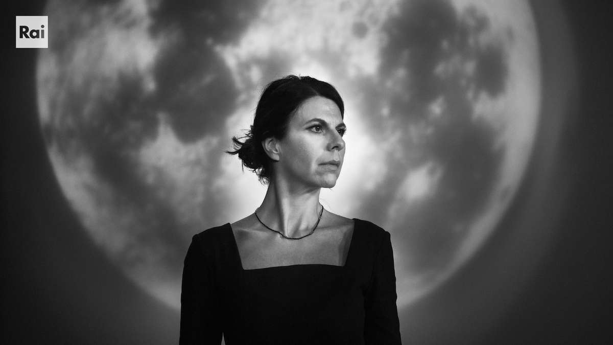 “Porto tutta l’ironia di #MattiaTorre in questo monologo. 
Abbiamo perso un grande drammaturgo e grazie a #PaoloSorrentino può ambire all’immortalità. 
Questa volta è il teatro che entra in casa degli altri". 
<a href="/GeppiC/">Geppi Cucciari</a> in "Perfetta"