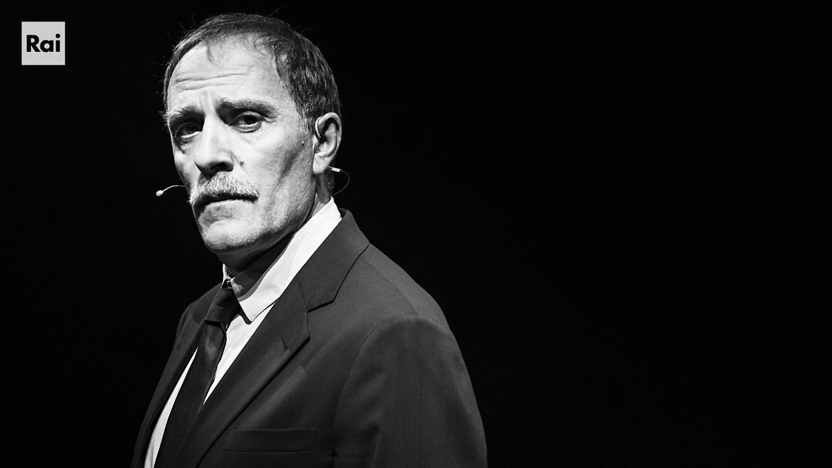 “Un viaggio sentimentale.
Verso il teatro provo amore e repulsione: #MattiaTorre mi ha fatto venire questo binomio di sentimenti.
Confrontarci con la tv ha generato angoscia, ma #Sorrentino ha saputo creare un approccio sano”.
Valerio Mastandrea in "Migliore"