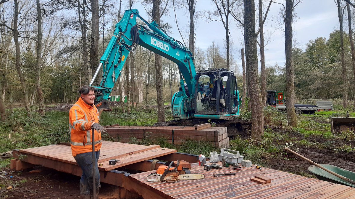 Kwaliteitsimpuls Lage Bergse Bos in volle gang. Aannemer druk doende met de aanleg van het vlonderpad op het rundereiland. #Rottemeren