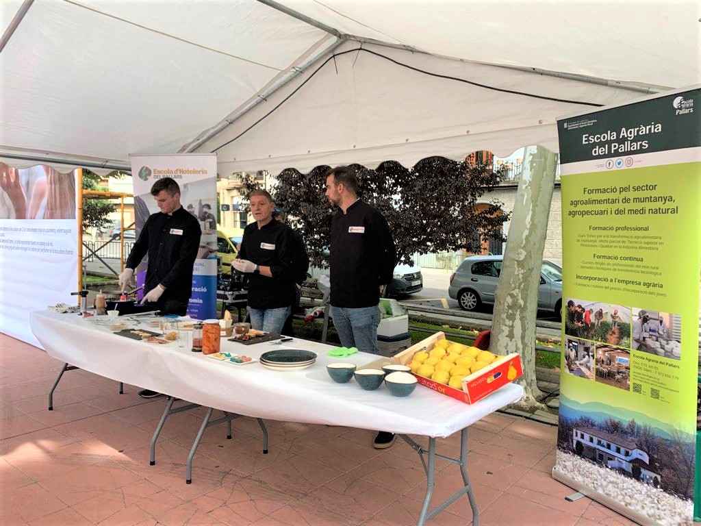 eapallars's tweet image. Fa uns dies va tenir lloc la sessió divulgativa 'Aprofitament del codony. Elaborats alimentaris' en el marc de la Fira del Codony de #Tremp, l'única dedicada a aquest fruit de #tardor.🍂

🧑‍🍳Vam conèixer les possibles elaboracions culinàries amb #codony.

Seguim!💪 #EAPallars