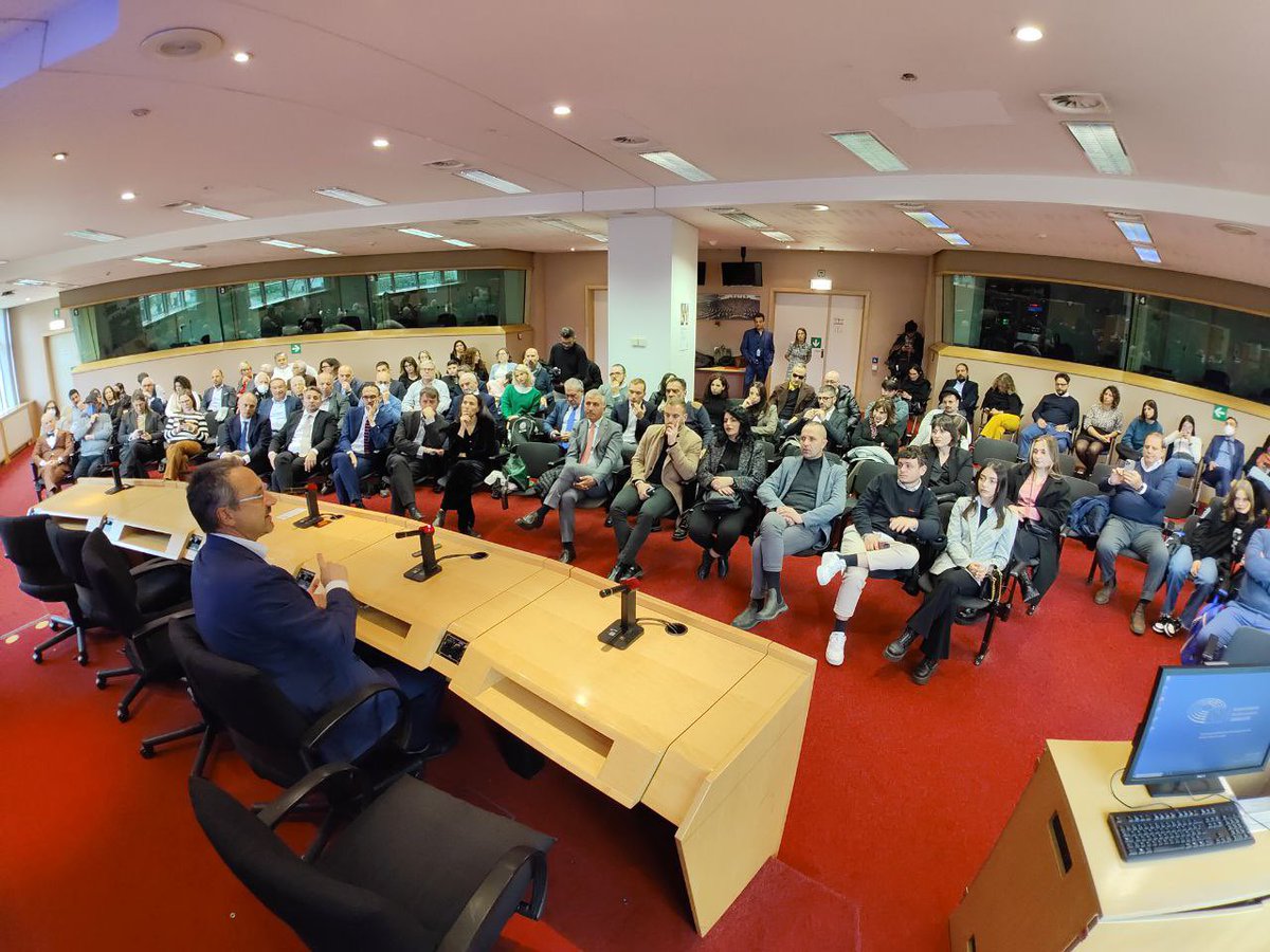 PediciniEu's tweet photo. A #Bruxelles giornata dedicata agli incontri con 100 tra #amministratori e #sindaci della #Rete del #recoverysud e con gli attivisti del @mov24agosto 

Andiamo avanti per il rilancio del #Mezzogiorno 💪🏼 https://t.co/fAe5yef7YR
