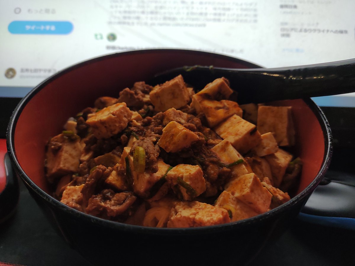 #自分の日常をうちの子で表現
麻婆丼食べてる。
豆板醤入れすぎてちょっと辛いw 