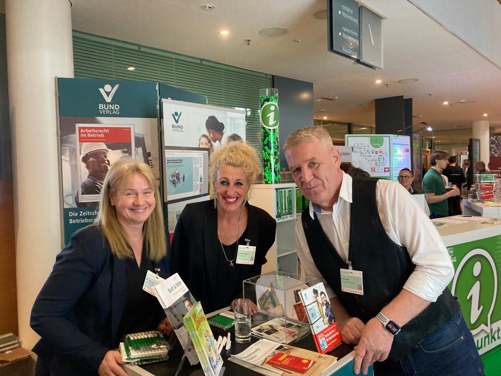 BundVerlag's tweet photo. Heute schon hoher Besuch bei uns am Stand: 

Der Goldpreisträger 2021 🥇 Hauni Maschinenbau GmbH Hamburg.

Kommt auch Ihr gerne vorbei und besucht uns an unserem Stand.

#dbrt #dbrt22 #Mitbestimmung #Betriebsrat https://t.co/6o6vDvQdLc