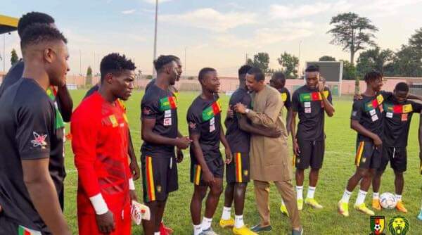 AkibaRadio's tweet photo. 🇨🇲🦁 Visite de Samuel Eto’o aux Lions Indomptables 

Juste avant le début de l’entraînement, les joueurs ont reçu la visite du Président de la Fédération Camerounaise de Football. Selon la @FecafootOfficie https://t.co/nGCJnU2eHf