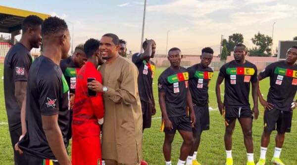 AkibaRadio's tweet photo. 🇨🇲🦁 Visite de Samuel Eto’o aux Lions Indomptables 

Juste avant le début de l’entraînement, les joueurs ont reçu la visite du Président de la Fédération Camerounaise de Football. Selon la @FecafootOfficie https://t.co/nGCJnU2eHf