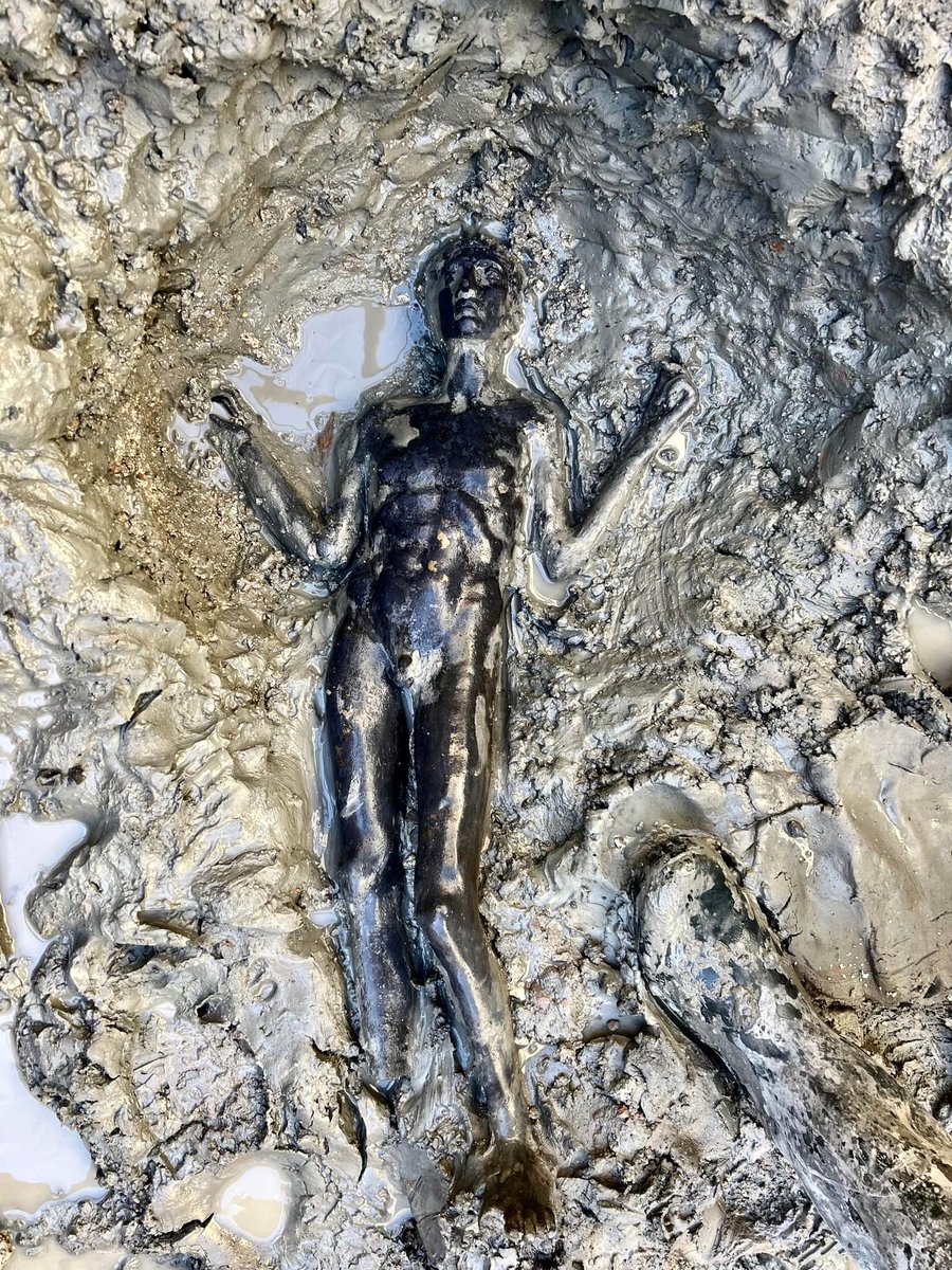 Sale a la luz el mayor conjunto de bronces romanos encontrados jamás en Italia. Un total de 24 estatuas espectaculares que emergen del fango.

Sígueme en este #HiloRomano para descubrir San Casciano dei Bagni. Un yacimiento increíble que ya había dado algunas sorpresas antes…
