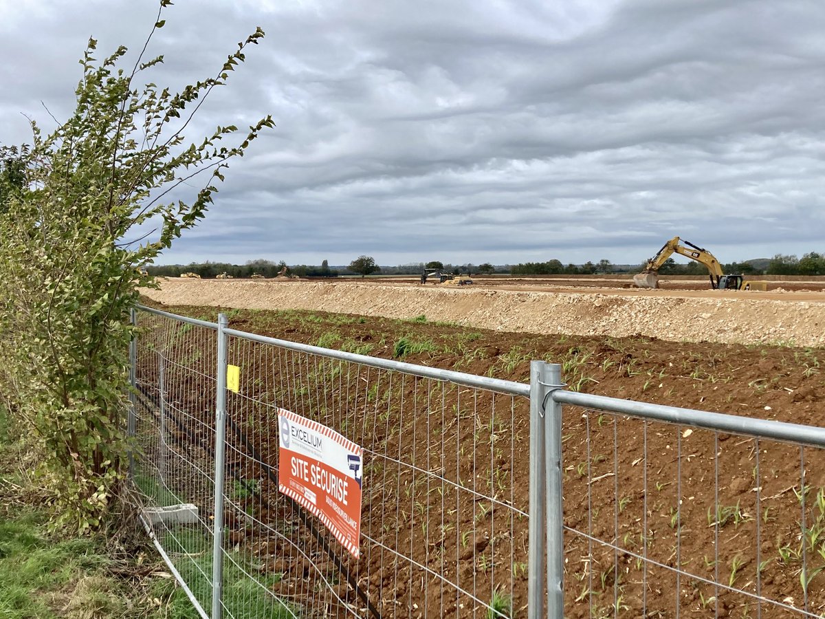 AlainDarrigrand's tweet photo. Après 11 jours de suspension suite a la gigantesque manifestation des #anti-bassines les travaux de la réserve de substitution de #SainteSoline ont repris ce matin. #France3PoitouCharentes https://t.co/kEyQJIlUmV