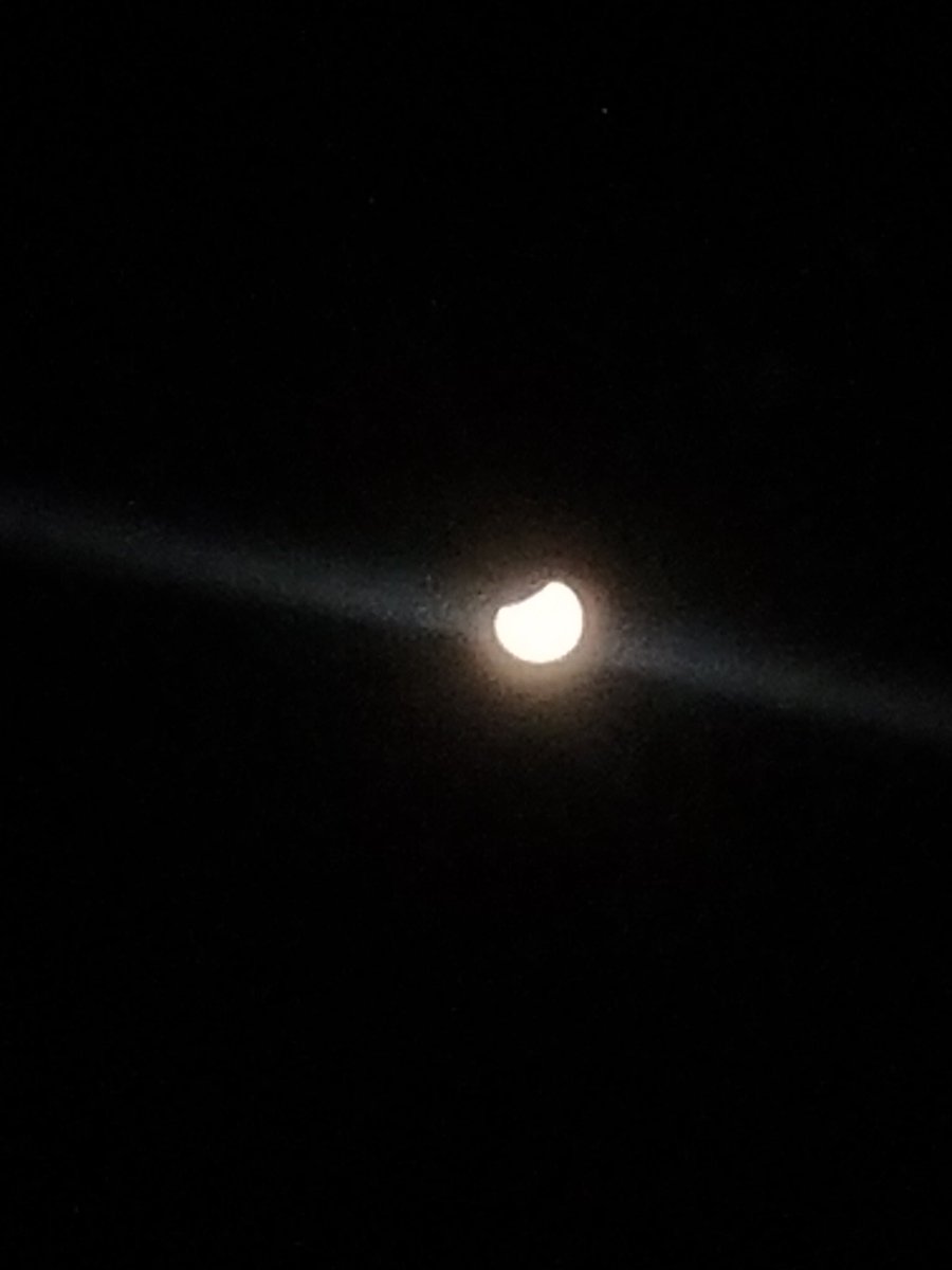 CrystallBees_'s tweet photo. THE MOON IS GONE LMAO https://t.co/ZoyplazxhV