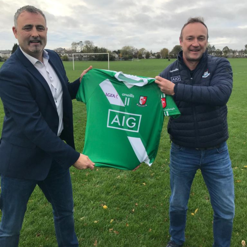 AIGIreland's tweet photo. We are delighted to support the Newbridge Sarsfields U14 Girls Football team and present them with a new set of jerseys.

AIG is committed to supporting the grassroots and communities it serves and is the official insurance partner of @LadiesFootball. 

 @SashGAA
