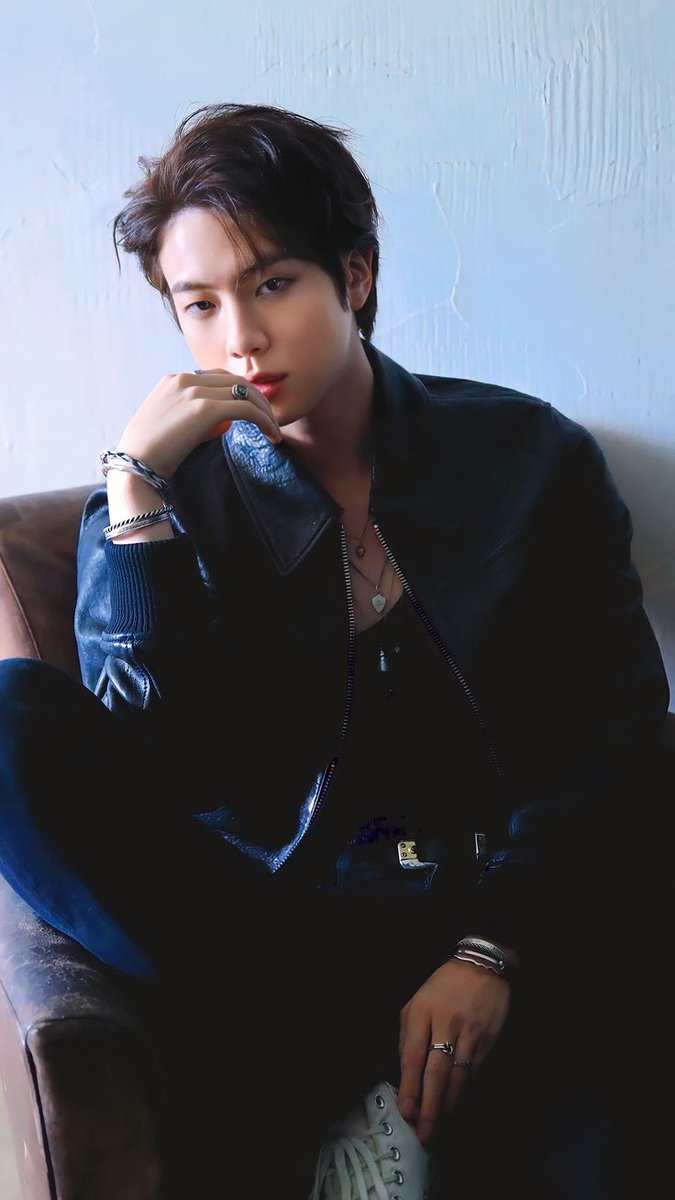 Akjinbts's tweet photo. Seokjin achieved

#1 on Billboard Digital Song Sales 
#10 on Global 200 
#6 on Global 200 excl US 
#51 on Billboard Hot100 
#1 Emerging Artist Chart 

Astronaut debuted with 48.3 M streams and achieved the biggest sales on Global 200 by a Korean Soloist with 62k sales 

A legend https://t.co/abOAyUsLSo