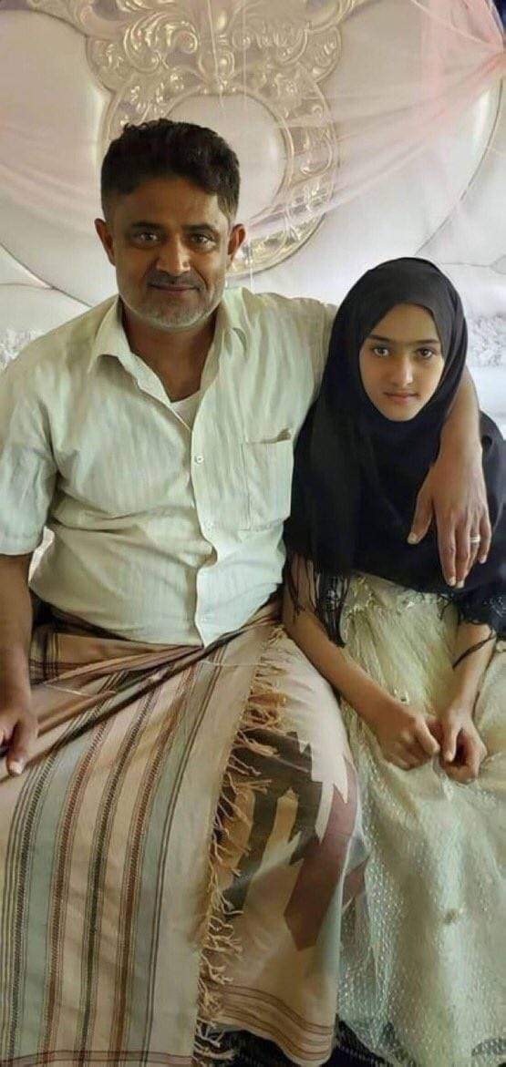 SHARMASWATI_'s tweet photo. #यमन की इस 10 साल की बच्ची "नूहा अहमद" ने यमन में बूढ़े से शादी की है।उसके पिता ने उसकी उम्र ज्यादा बताकर शादी करने के लिए उसे इस बूढ़े आदमी को दे दिया। #lsIamic नियमों के तहत महिलाओं के साथ ऐसा व्यवहार किया जाता है।
#मजहब https://t.co/6oo9lmfsUb