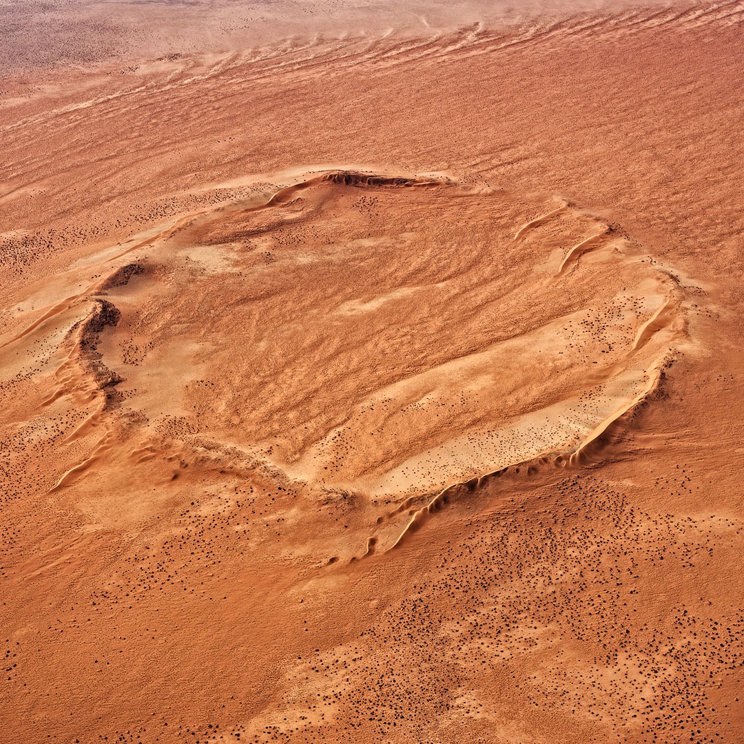 'Roter Kamm' en el desierto de #Namibia 🇳🇦 'Cresta roja' es el cráter del impacto de un meteorito con un diámetro de 2,5 km. Este impacto se produjo en el Plioceno, hace unos 4,81 millones de años (± 0,5 Ma). 📷⤵️Bernhard Edmaier facebook.com/B.Edmaier/phot…