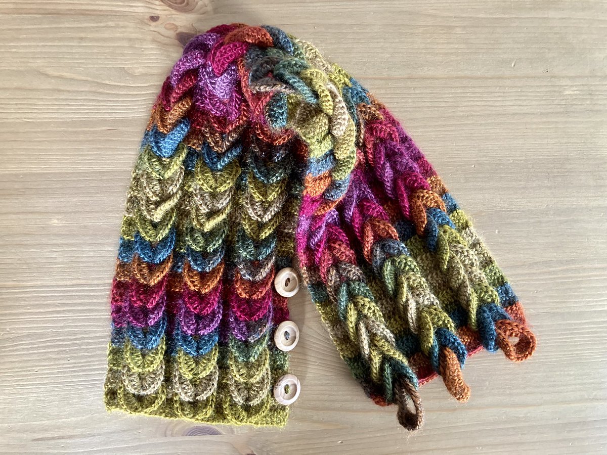 MC_Crochet's tweet photo. Now that it's finished. I'm just a tad in love with this braided cowl. I love the warm tones and it's super cosy. The dilemma I have now is whether it should go on to my Etsy shop or into my wardrobe. 😕 #UKMakers #Handmadehour #EtsySeller #Wilts  #Christmasgiftidea #shopsmall https://t.co/70zVluHHLi