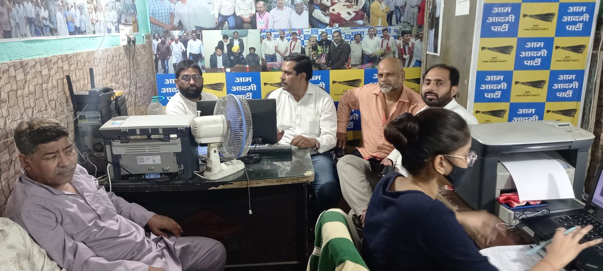 AkhtarS18098821's tweet photo. अल हमदुलिल्ला वार्ड 226 गौतमपुरी में मेरे ऑफिस R 24 गली नंबर 21 ब्रह्मपुरी मैं लगभग 25 दिन से  आधार कैंप और वोटर आईडी कार्ड बनाए जा रहे हैं
@ArvindKejriwal https://t.co/8VplzpQ54J