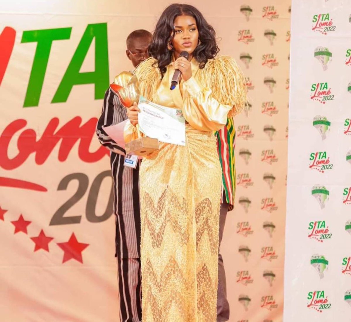Bravo à Adriana Talansi, notre Prix spécial de la #BFN2015 qui remporte le prix 2022 du Salon International du Tissus Africain en mettant en lumière le raphia 🇨🇬

#SITALome 

<a href="/AminaMagazine/">AMINA Magazine</a> 
<a href="/nothingbuthewax/">Nothing But the Wax</a> 
<a href="/gkazizet/">Grace Kelly Azizet</a> 
<a href="/soromcolor/">Groupe Sorom Color</a> 
@cultur_tourTg
