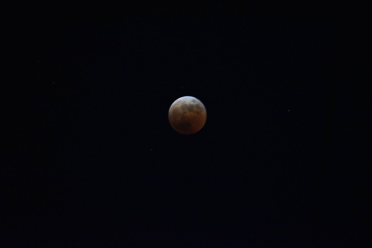 2ish_i's tweet photo. 皆既月食🌑 https://t.co/Sh90EK62RY