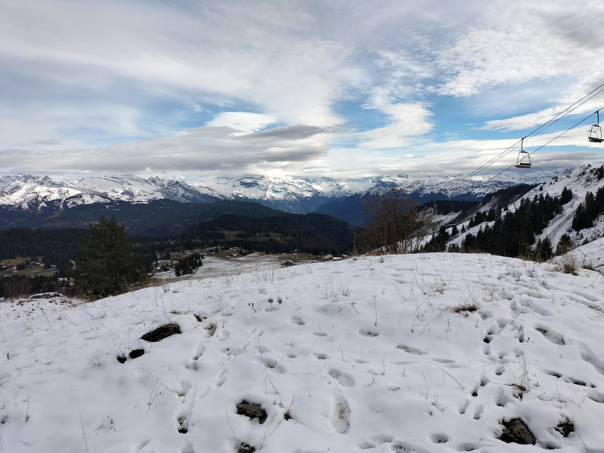 A beautiful walk in Pras De Lys on Sunday, this is the stunning view looking across #MontBlanc and #Chamonix ..
-
#snow #snowing #mountains #getmetothemountain #ski #skilife #mountainlift #genevatransfers #skitransfers #lesgets #wintertransfers #skiresorts #ski2022 #ski2023