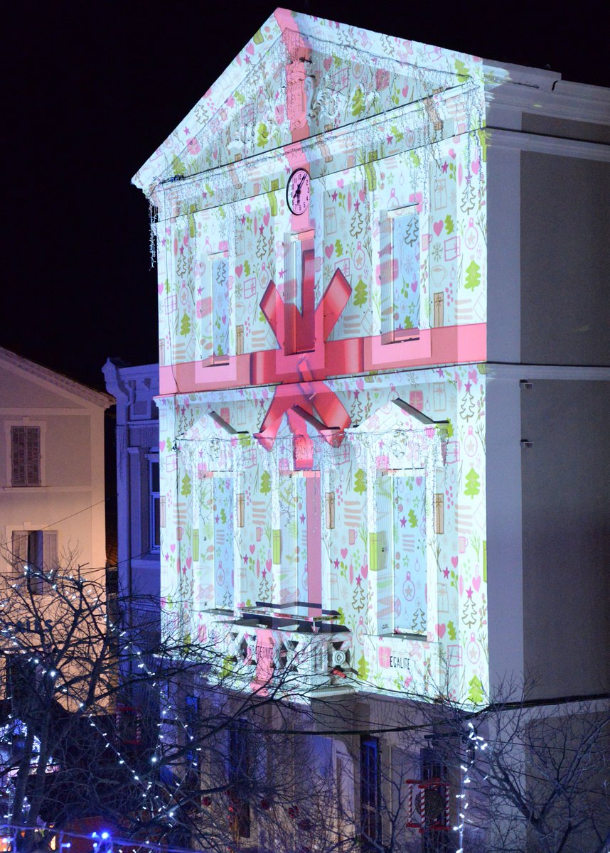 #Hivernales2022 🤩
On vous dévoile cette semaine les temps forts...
Le mapping sur la façade de l’Hôtel de Ville revient, avec cette année les contes à l'honneur : La belle au bois dormant, le Petit poucet, La petite sirène...
A partir du 16/12.