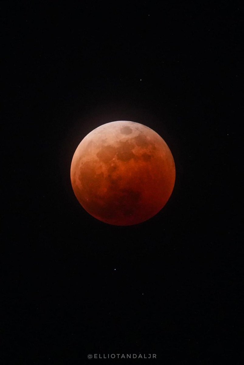 rapplerdotcom's tweet photo. HELLO, LUNA 🌝

A netizen shares photos of the moon ahead of the peak stage of total lunar eclipse, as seen from Batangas City on Tuesday, November 8. 📷 Elliot Andal

Share your photos of tonight's moon! Join our Rappler community Facebook group at https://t.co/orcnYFZbGV. https://t.co/qwhOZWg9EB