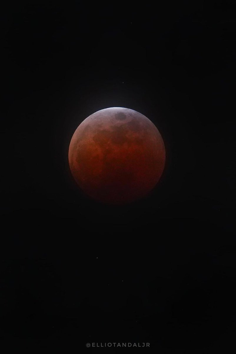 rapplerdotcom's tweet photo. HELLO, LUNA 🌝

A netizen shares photos of the moon ahead of the peak stage of total lunar eclipse, as seen from Batangas City on Tuesday, November 8. 📷 Elliot Andal

Share your photos of tonight's moon! Join our Rappler community Facebook group at https://t.co/orcnYFZbGV. https://t.co/qwhOZWg9EB