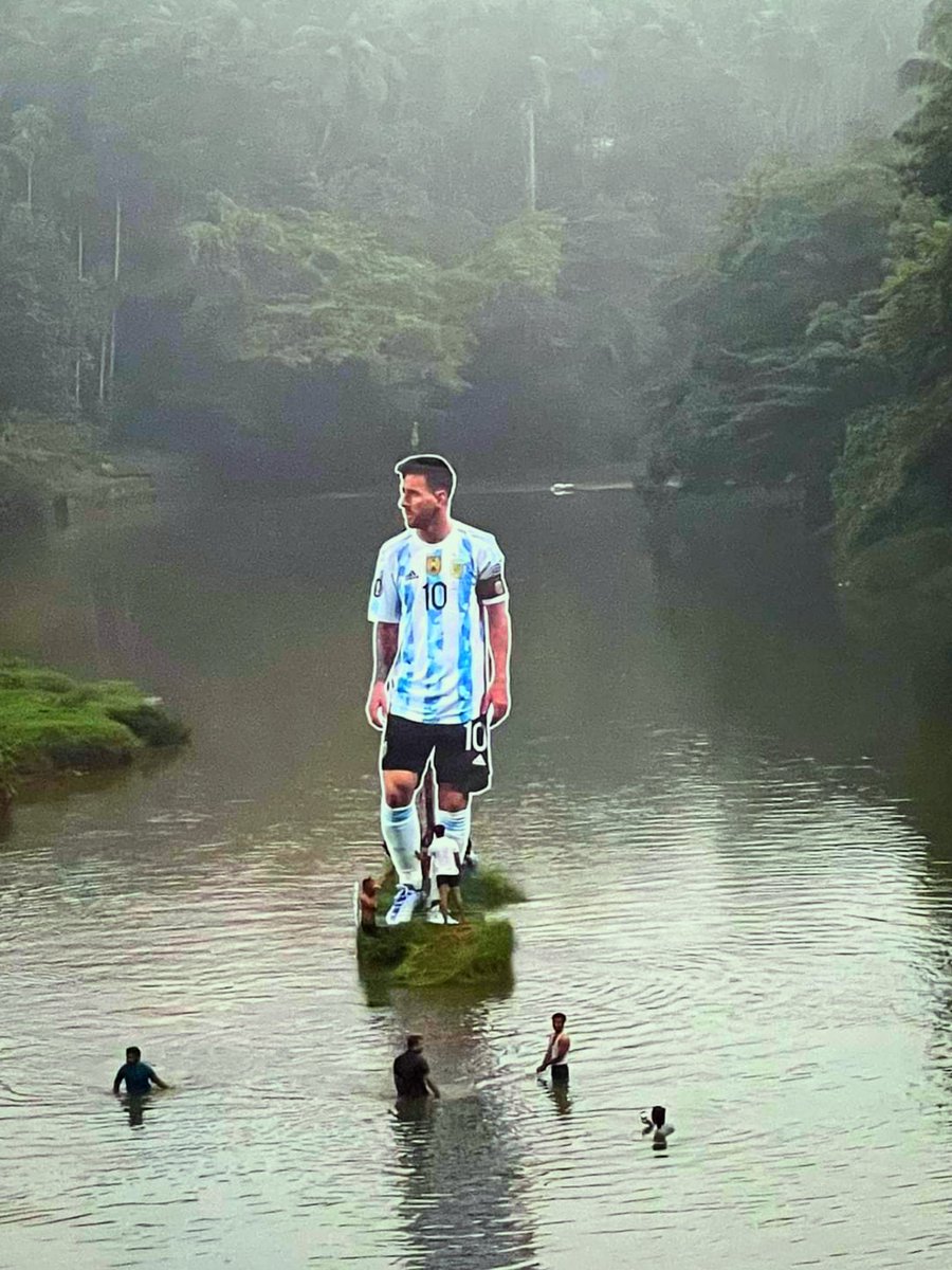 <a href="/FIFAcom/">FIFA</a> 1st Cut Out placed By Messi Fans, Others copied