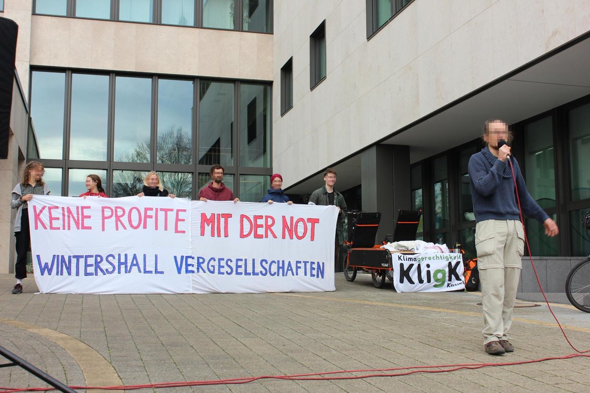 Unter dem Motto „Keine Profite mit der Not: Wintershall vergesellschaften!” demonstrierten am 29.10. etwa hundert Menschen vor der Firmenzentrale des #Kassel|er Öl- und Gaskonzerns Wintershall.

die-dezentrale.net/keine-profite-…

#nichtaufunseremrücken #Klimagerechtigkeit #Preiserunter