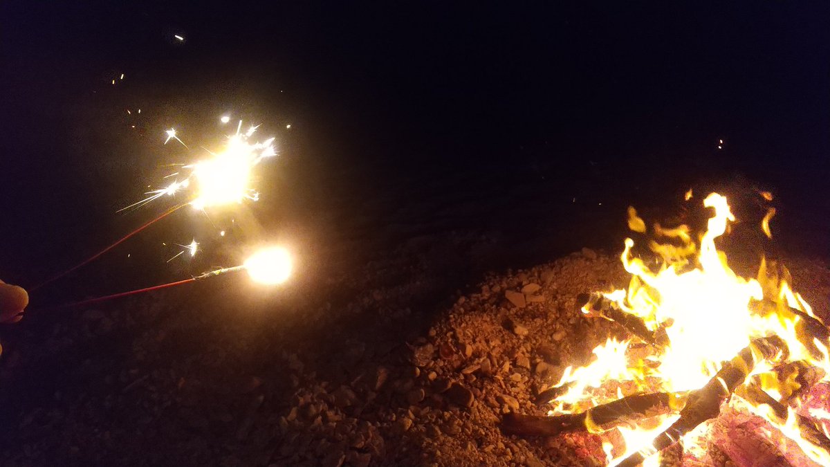 chica_meteor's tweet photo. 月食 焚き火 花火 https://t.co/tF1fLyDjSI