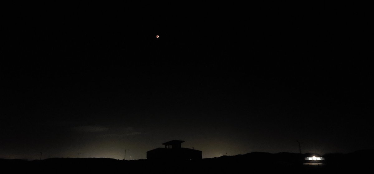soowhimsical's tweet photo. Blood moon sooo eeeemaaazinngg https://t.co/cufvmV9tdY