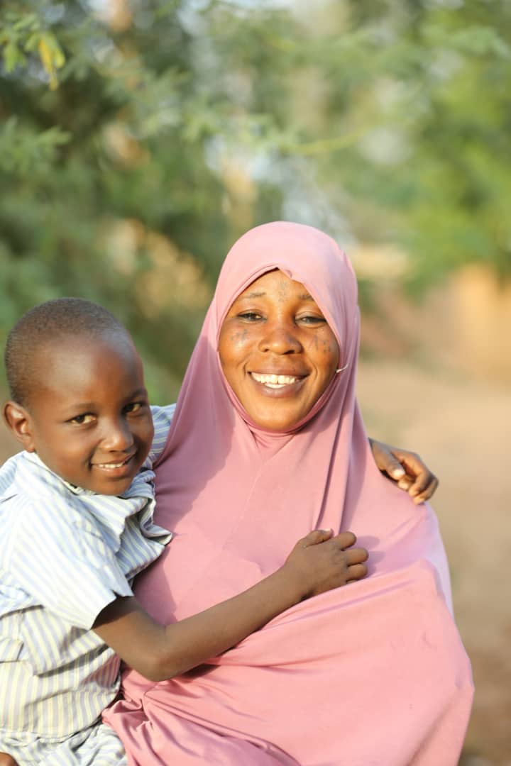 «Je suis enseignante, c’est une passion pr moi d'instruire et protéger.
C’est donc tt naturellement que ma préoccupation est de créer à mes 4 enfants un cadre de vie sain,de veiller à leur santé, notamment au respect des vaccinations.» Ramatou, 36 ans. #ParentalitéPositive #Karya
