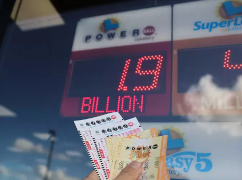 BiIndia's tweet photo. Here's everything you need to know about the #historic $1.9 billion #Powerballdrawing
https://t.co/xfErbcLqVy https://t.co/FzrQmVvY2J