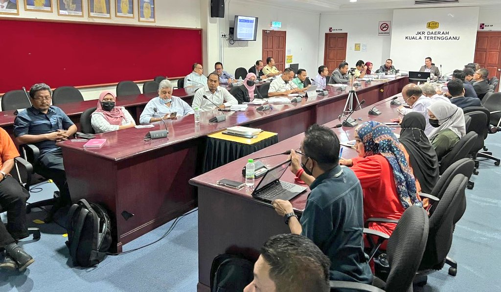 Seterusnya Tn.Pengarah <a href="/IrHjMdridzwan/">IrHjMdridzwan</a> mempengerusikan Mesyuarat Jawatankuasa Pengurusan Wang Amanah "Tabung Amanah Utiliti" &amp; Amanah Deposit Penyelenggaraan Jalan.