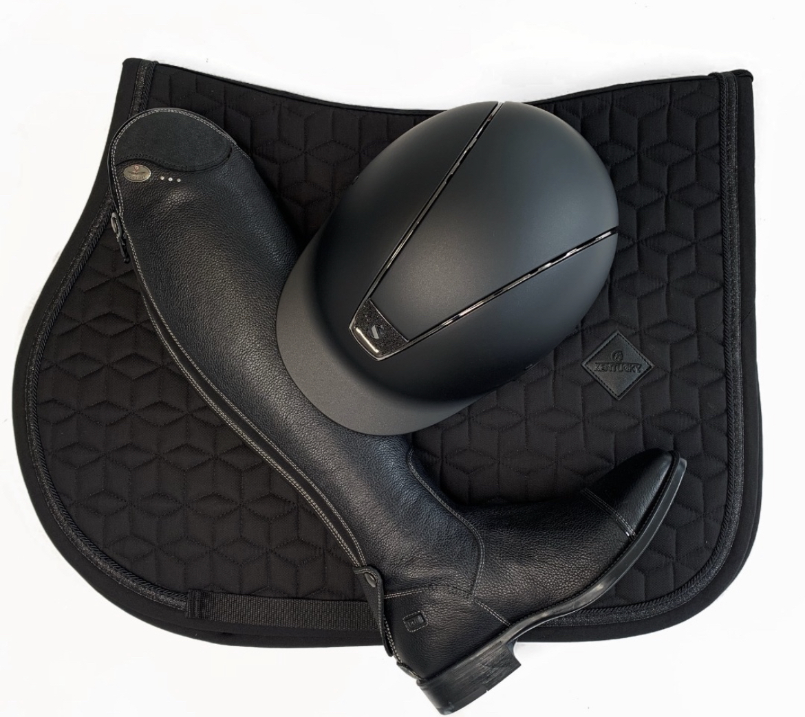 Ok this look has got to be one of our favourites! 😍 Double-tap if you love a coordinating outfit🖤✨

Black glitter everything in Kentucky Horsewear, DeNiro boots &amp; Samshield helmet.

All in stock now 👉 shop via the link in bio!