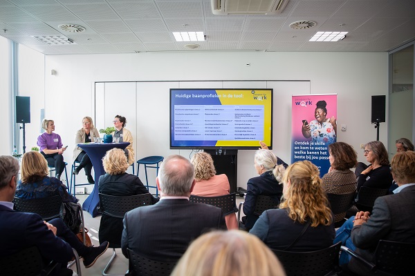 Op 31 oktober vond de eindconferentie van het project #PassportforWork plaats. Deze webbased applicatie werd gepresenteerd. Ook werden bevindingen gedeeld van het onderzoek met betrekking tot #skillsbased werven en ontwikkelen. Hier lees je een terugblik:  bit.ly/3hjFuM9