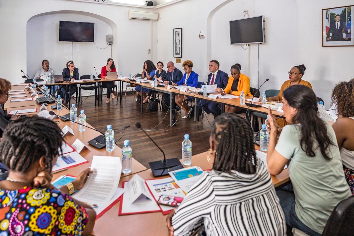Prefet973's tweet photo. #CTSF | 👨👩👦 Comité territorial des services aux #familles, un nouvel outil au profit du développement de la #jeunesse guyanaise.
Cette nouvelle instance, sous l’égide du préfet Thierry QUEFFELEC, coordonne le pilotage local des modes d’#accueil et de #soutien à la parentalité. https://t.co/twsovKIKTw