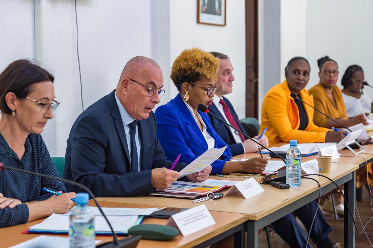 Prefet973's tweet photo. #CTSF | 👨👩👦 Comité territorial des services aux #familles, un nouvel outil au profit du développement de la #jeunesse guyanaise.
Cette nouvelle instance, sous l’égide du préfet Thierry QUEFFELEC, coordonne le pilotage local des modes d’#accueil et de #soutien à la parentalité. https://t.co/twsovKIKTw