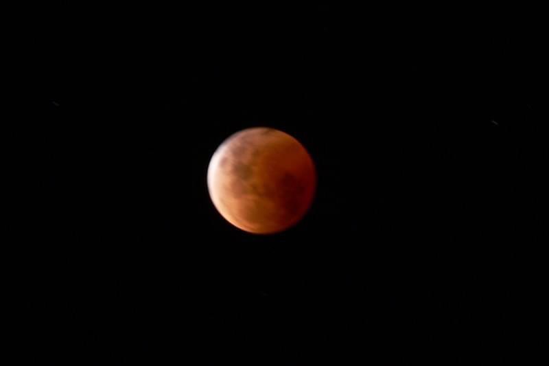 whoskill's tweet photo. Eclipse moon, lunar eclipse, blood moon tonight 9:20pm till 10:40pm 🙂 #EclipseMoon #Eclipse #Moon #BloodMoon #Blood #Lunar #LunarEclipse #LunarEclipse2022 https://t.co/pm2LI3ZpRC
