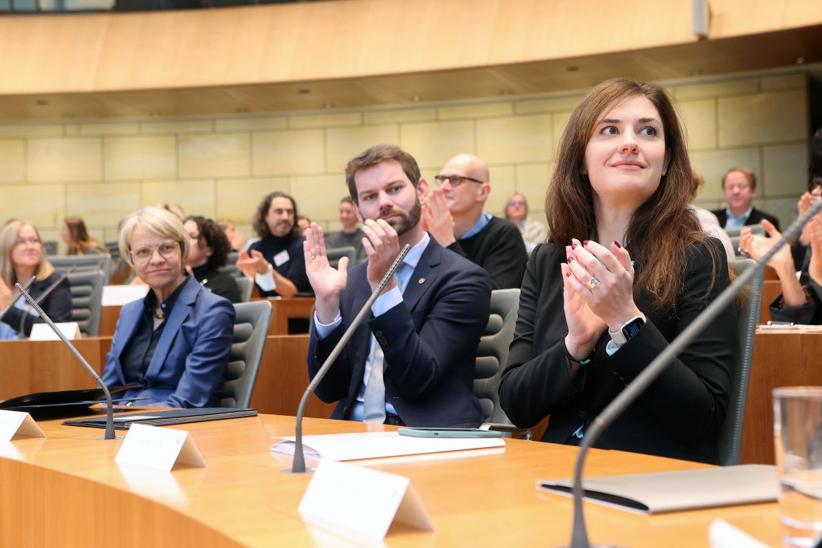 Landtag_NRW's tweet photo. Fremdsprachen, Informationen zu #Europa und Austauschprogramme: #Europaschulen fördern den internationalen Austausch. Gestern haben sie sich im #ltnrw getroffen. Florian Braun, Vorsitzender des Ausschusses für Schule und Bildung, begrüßte die Gäste. https://t.co/f9ui3lcMDY https://t.co/OG9Ty6WVG2