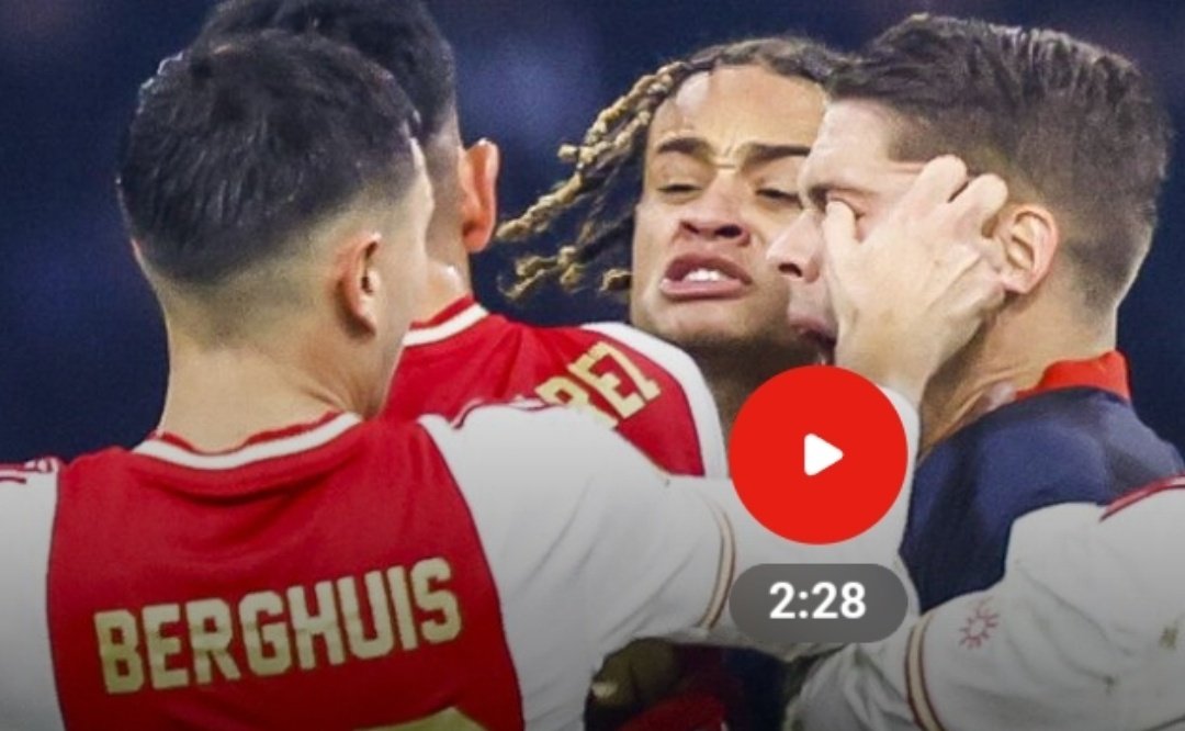LeonSimNL's tweet photo. @RTLnieuws Vooral na dit beeld kun je de KNVB niet serieus meer nemen. En ook de beelden van Klaassen die rende als een dolle stier waren toch duidelijk. https://t.co/KRpeKdHQFV