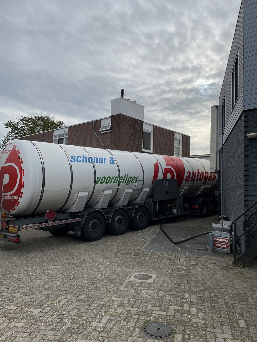 Vanochtend is onze gastank gekeurd. Er kan weer getankt worden!