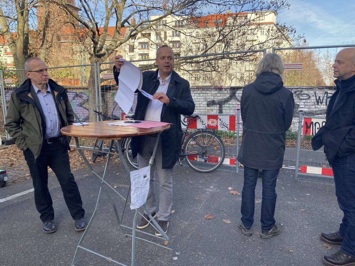 Arian nicht alle Berndts sind Faschos (@ayranundspeck) on Twitter photo Sehr interessanter Austausch über die (neue) Schönfließer Brücke mit <a href="/BA_Pankow/">Bezirksamt Pankow</a> und @SenUMVKBerlin auf Einladung von <a href="/otto_direkt/">Andreas Otto</a>
Grüße gehen raus an <a href="/gleim4tel4all/">Gleimviertel für Alle</a> und <a href="/VBerlinautofrei/">Volksentscheid Berlin autofrei</a>! Sehr interessanter Austausch über die (neue) Schönfließer Brücke mit <a href="/BA_Pankow/">Bezirksamt Pankow</a> und @SenUMVKBerlin auf Einladung von <a href="/otto_direkt/">Andreas Otto</a>
Grüße gehen raus an <a href="/gleim4tel4all/">Gleimviertel für Alle</a> und <a href="/VBerlinautofrei/">Volksentscheid Berlin autofrei</a>!