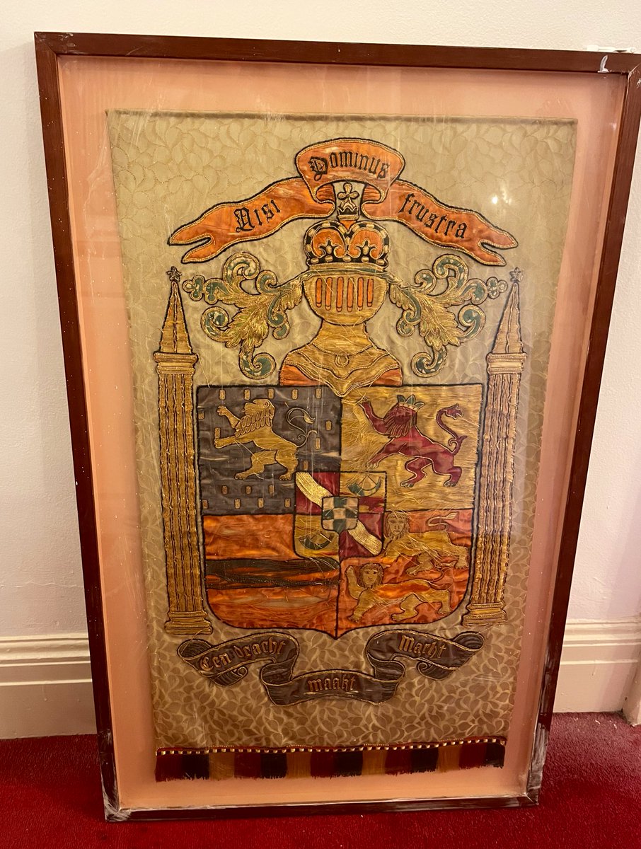 breukelenbridge's tweet image. Interesting find inside the Flatbush @DutchReformedNY Church: the official Brooklyn seal &amp;amp; flag motto Eendraght Maeckt Maght on a textile artwork. The Latin phrase at the top translates to ‘Without the Lord, everything is in vain’
#eendrachtmaaktmacht
#unitymakesstrength