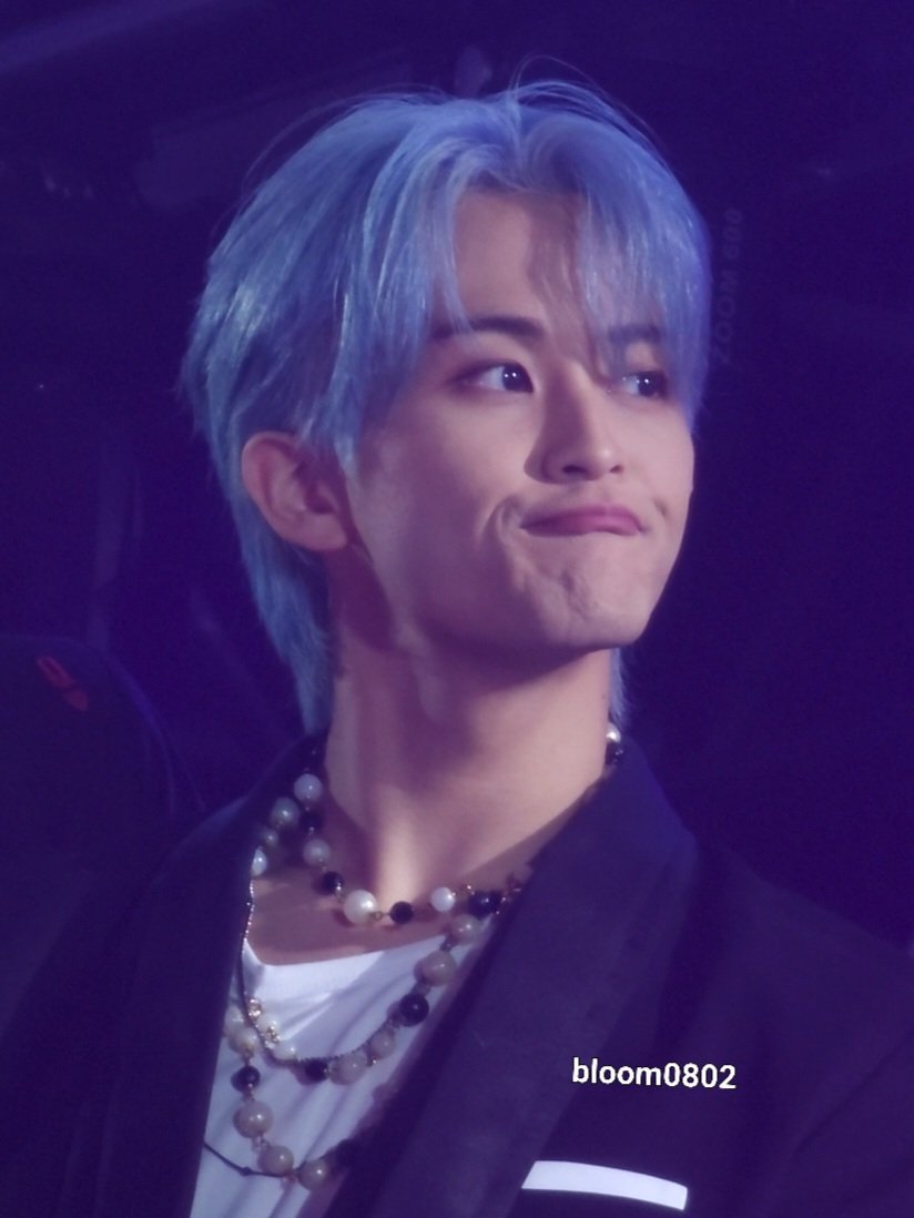 마크 너무 잘생겼구 입 귀엽게 삐죽 움직이는거 너무 귀여움🥹ෆ