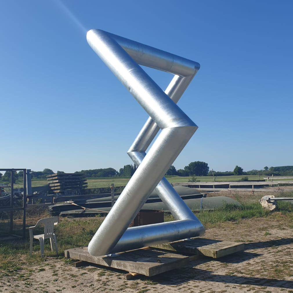 'Wie Wat Bewaart', de podcasts van <a href="/Horens_audio/">Horens</a>, gaat deze keer over ‘Zeskantige kubus’ van Arie Berkulin. Nu nog in de achtertuin van de restaurator, dus het werk zoekt een nieuwe plek. 🎧 >>bit.ly/3tc1WJL #kunstindeopenbareruimte #rijkscollectieRCE #bruikleen