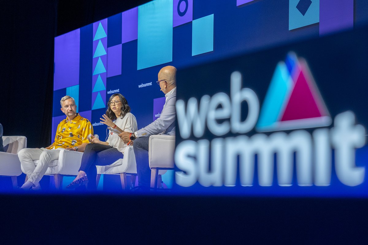 Siemens's tweet photo. With great power comes great responsibility – not just for superheroes, right? 🦸 One of our highlights at @WebSummit was our Head of Brand, Khanh Huynh-Kürzinger, discussing the power of a purpose driven brand at #PandaConf.
#SiemensAtWebSummit | @KhanhHK https://t.co/dWgxT8EDGV