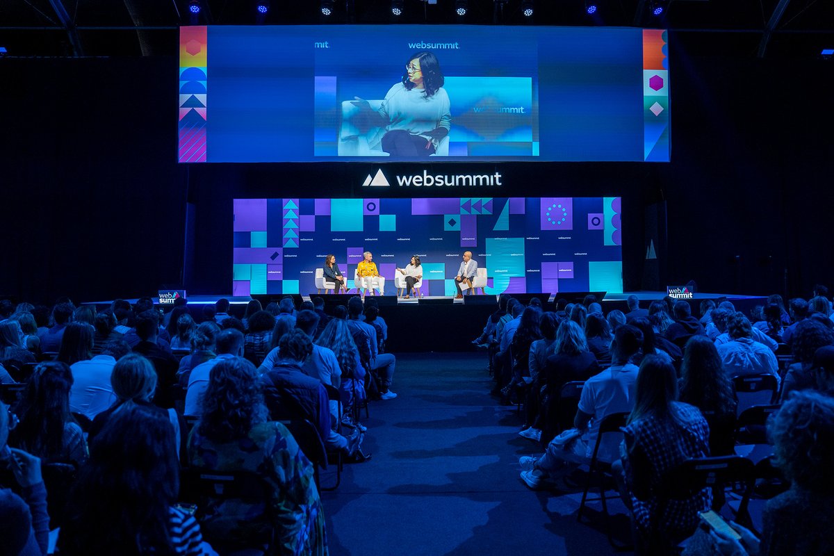 Siemens's tweet photo. With great power comes great responsibility – not just for superheroes, right? 🦸 One of our highlights at @WebSummit was our Head of Brand, Khanh Huynh-Kürzinger, discussing the power of a purpose driven brand at #PandaConf.
#SiemensAtWebSummit | @KhanhHK https://t.co/dWgxT8EDGV