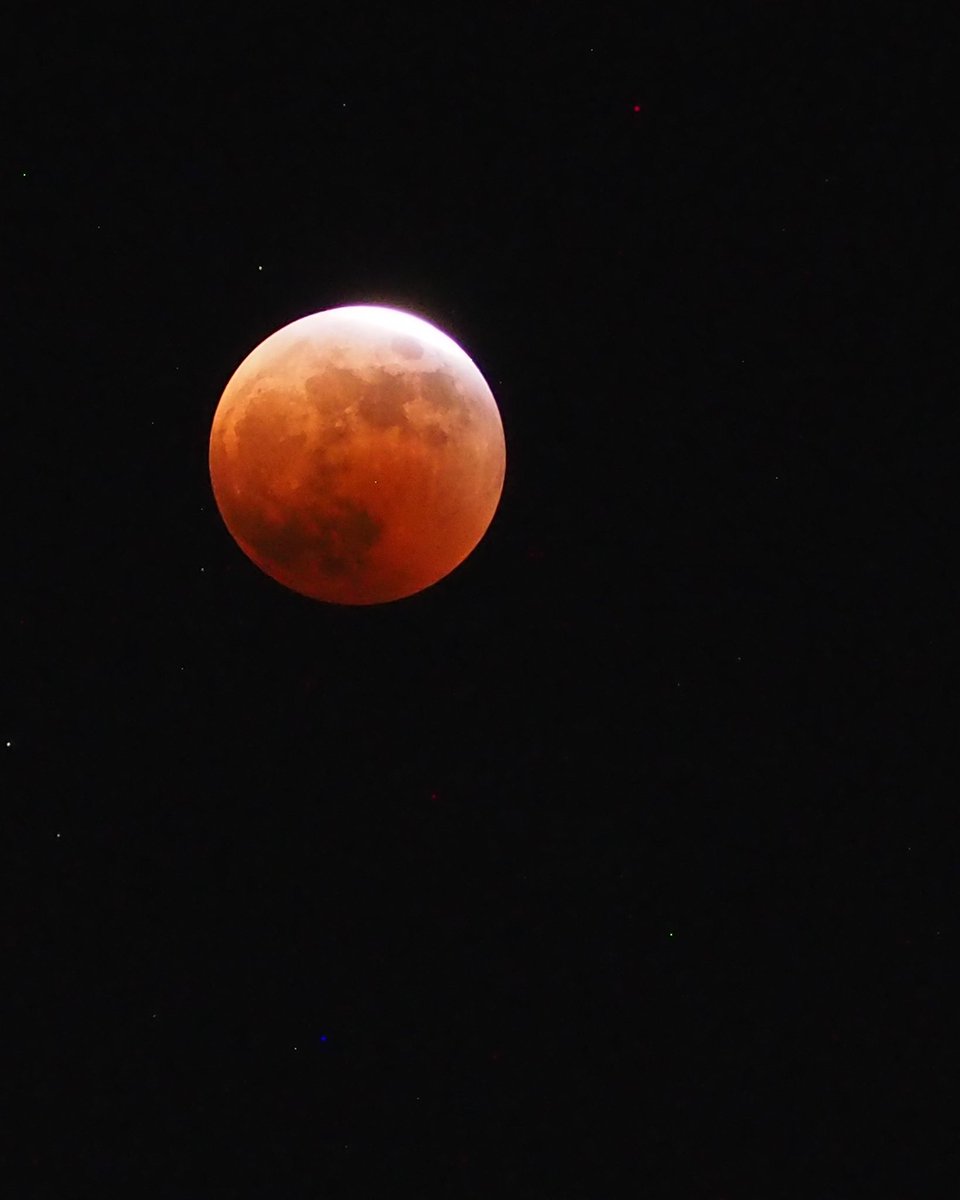 rokushin_gama's tweet photo. 月食🌕
撮って出しだけど
純正レンズキットの300mmをデジタル2倍zoomかけて何とか
完全に隠れてしまうと光量少なすぎて上手く取れませんでした
こんな日にも🐰を作るかなぁ(笑)
-
-
#月食 #皆既月食 #満月 #fullmoon #eclipseofthemoon #月 #moon #月フォト #月のあかり #月あかり #月が綺麗ですね https://t.co/fHUAS5uRGz